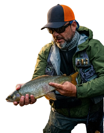Johnny, guía de pesca, sosteniendo una captura